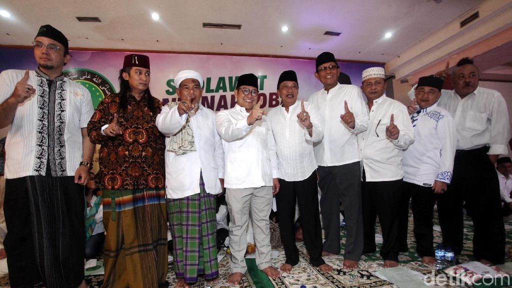 Artis dan Pelawak Hadiri Salawat Antinarkoba PKB Artis dan Pelawak Hadiri Salawat Antinarkoba PKB