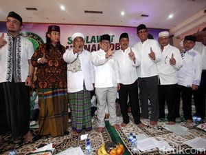 Artis dan Pelawak Hadiri Salawat Antinarkoba PKB Artis dan Pelawak Hadiri Salawat Antinarkoba PKB