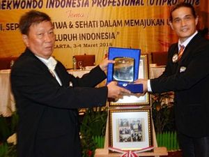 Grand Master Lioe Nam Khiong Raih Rekor MURTI Grand Master Lioe Nam Khiong Raih Rekor MURTI