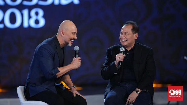 CEO CT Corp Chairul Tanjung saat diwawancarai oleh Deddy Corbuzier di atas panggung konser 100 hari jelang Piala Dunia.
