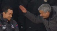 Mourinho merespons kejadian itu dengan nuansa hati santai dan malah tampak tertawa-tawa dengan seorang staf Palace usai bangkit berdiri. (Foto: Internet)