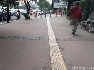 Penampakan Trotoar di Sudirman-Thamrin yang akan Dirombak Anies Penampakan Trotoar di Sudirman-Thamrin yang akan Dirombak Anies