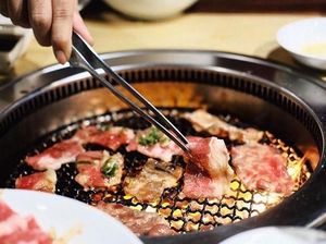 Asyiknya Bersantap dengan Daging Panggangan Sendiri di Restoran Yakiniku Asyiknya Bersantap dengan Daging Panggangan Sendiri di Restoran Yakiniku