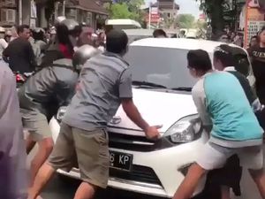 Enteng Banget! Agya Parkir Sembarangan Digotong Warga Bali