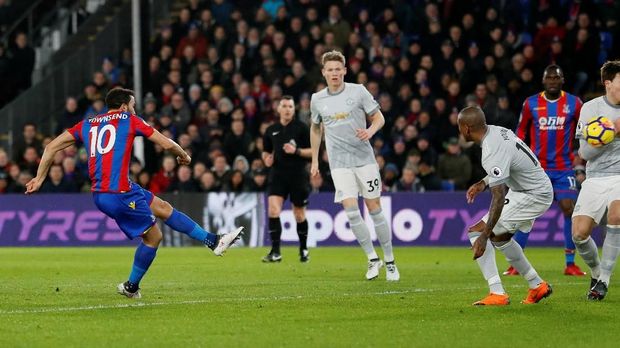 Andros Towsend mencetak gol ke gawang Manchester United dari luar kotak penalti.