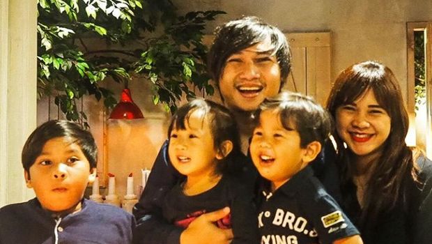 Istri Brian 'Sheila on 7' bersama keluarga/