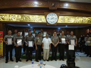 Kapolda Jatim Beri Penghargaan 12 Polisi Berprestasi