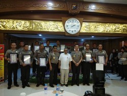 Kapolda Jatim Beri Penghargaan 12 Polisi Berprestasi