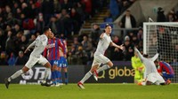 Nemanja Matic (Manchester United), gelandang tengah. Selain mencetak gol penentu kemenangan nan dramatis MU atas Palace (3-2), Matic juga tak absen melakukan tugas defensif di antaranya dengan satu intersep dan dua sapuan. (Foto: Matthew Childs/ Action Images via Reuters)