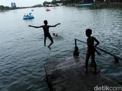 Serunya Anak-anak Berenang di Danau Sunter