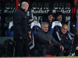 Aksi Tendang Botol dan Jatuh Terpeleset dari Mourinho