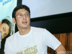 Asyiknya Dimas Anggara Renang Bareng Nadine Chandrawinata yang Dikelilingi Hiu