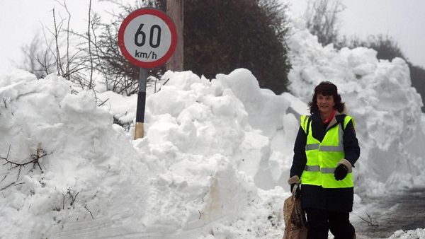 Foto: Dahsyatnya Badai Emma dan Gunung Salju di Jalanan Irlandia