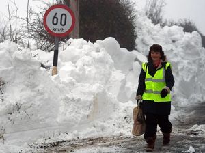 Foto: Dahsyatnya Badai Emma dan Gunung Salju di Jalanan Irlandia