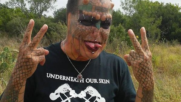 Foto: Eva Tiamat, Transgender yang Terobsesi Jadi Naga Betina