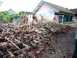 Dua Kelas SD di Bojonegoro Ambruk Diterjang Angin