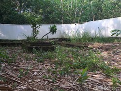 Makam Keramat di Tangerang Dipagari Pakai Kain Kafan