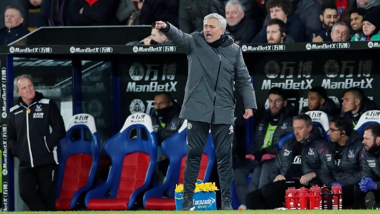 Pembelaan Mourinho untuk Chelsea Pembelaan Mourinho untuk Chelsea