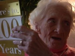 Makan Keripik dan Minum Bir Jadi Rahasia Panjang Umur Wanita 100 Tahun Ini