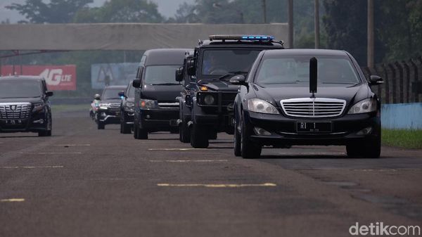 Foto: Saat RI 1 yang Ditumpangi Jokowi Ngetrek di Sirkuit Sentul