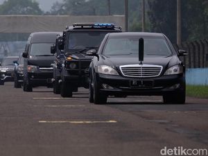 Foto: Saat RI 1 yang Ditumpangi Jokowi Ngetrek di Sirkuit Sentul Foto: Saat RI 1 yang Ditumpangi Jokowi Ngetrek di Sirkuit Sentul