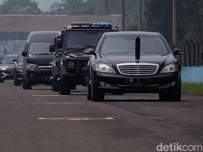 Foto: Saat RI 1 yang Ditumpangi Jokowi Ngetrek di Sirkuit Sentul