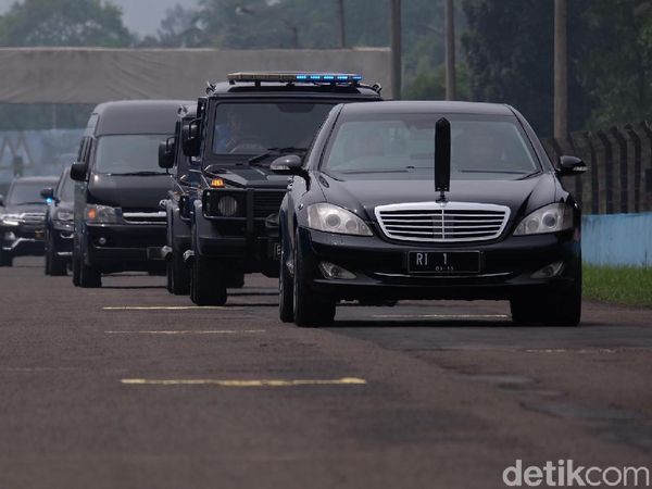 Foto: Saat RI 1 yang Ditumpangi Jokowi Ngetrek di Sirkuit Sentul