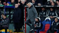 The Red Devils pada prosesnya mampu menipiskan ketinggalan lewat gol Chris Smalling di menit ke-55 dan kemudian menyamakan skor usai Romelu Lukaku mencetak gol di menit ke-76. Mourinho pun kian intens memberi arahan. (Foto: David Klein/REUTERS)