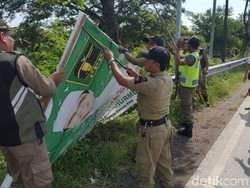 221 Alat Peraga Kampanye Ilegal Ditertibkan di Rembang
