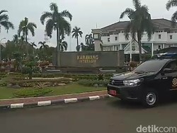 Satpol PP Keliling Pemda Karawang, Ingatkan PNS Salat di Masjid