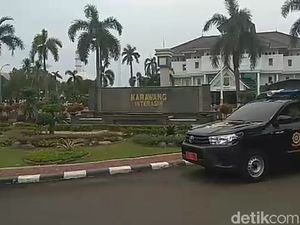 Satpol PP Keliling Pemda Karawang, Ingatkan PNS Salat di Masjid Satpol PP Keliling Pemda Karawang, Ingatkan PNS Salat di Masjid