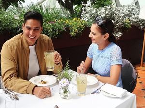 Yuk, Intip Pose Si Tampan Marcel Chandrawinata Bersama Makanan!