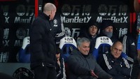 Setelah itu Mourinho juga terlihat masih tertawa-tawa ketika menjelaskan adegan jatuhnya tersebut. (Foto: Action Images via Reuters/Matthew Childs)