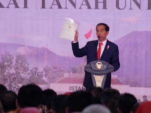 Jokowi Bagi-bagi Sertifikat Tanah yang Jadi Heboh Jokowi Bagi-bagi Sertifikat Tanah yang Jadi Heboh