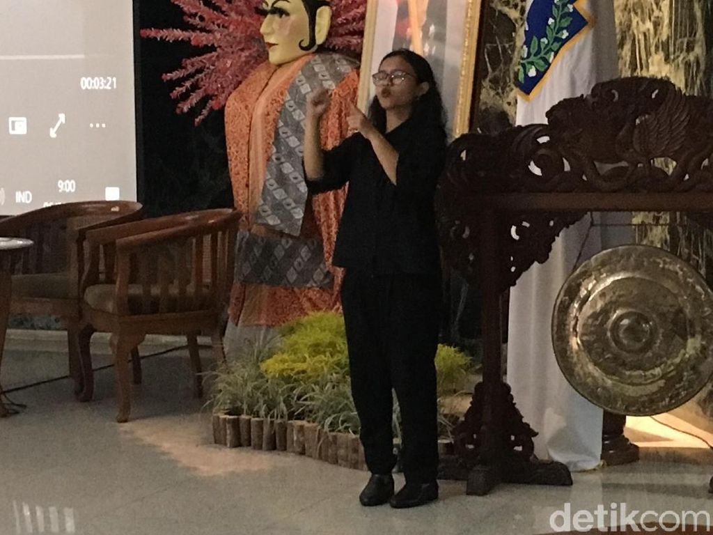 Warga Disabilitas Ikut Simak Paparan Anies soal Trotoar Sudirman Warga Disabilitas Ikut Simak Paparan Anies soal Trotoar Sudirman