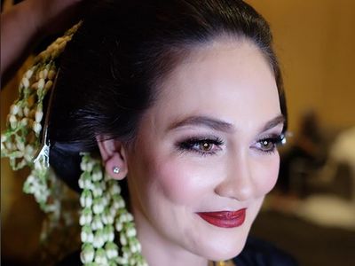 Tampil dengan Riasan Pengantin, Luna Maya Disebut akan Menikah