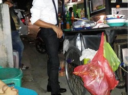 Gaya Nyentrik Rinto, Jualan Bakso Dorong dengan Kemeja Berdasi