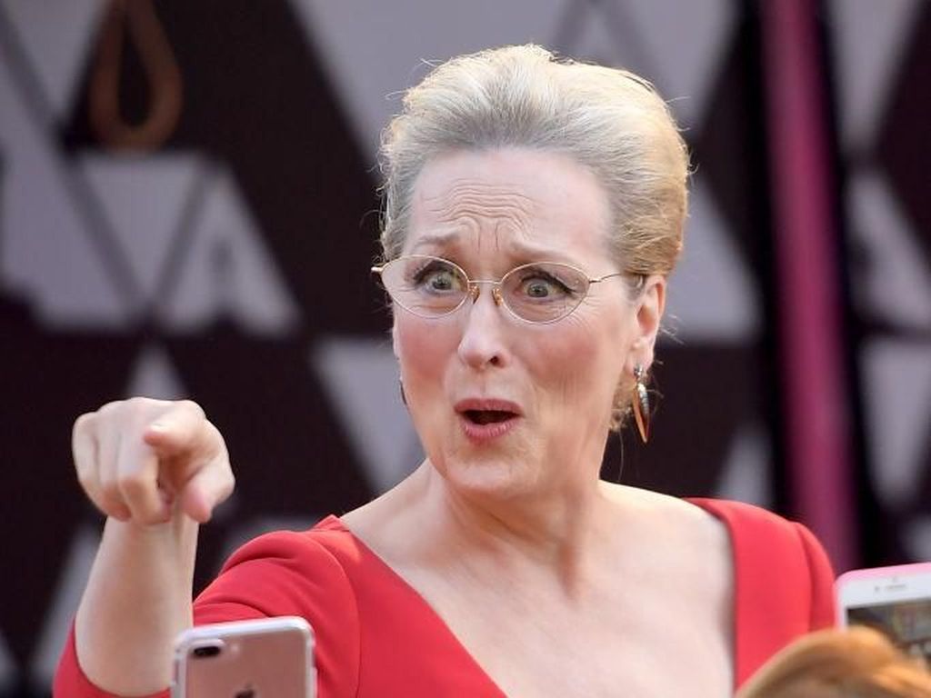Pakai Gaun Merah di Oscars, Meryl Streep Mirip Ibu Peri dari Film Shrek