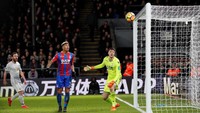 Gol bermula dari kemelut yang tercipta berkat tendangan Alexis Sanchez. Bola sepakannya membentur pemain bertahan Palace, lalu menghantam mistar gawang dan jatuh ke kaki Lukaku. (Foto: David Klein/ REUTERS)