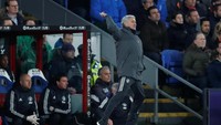 Tingkah-polah Mourinho di tepi lapangan dalam memberikan arahan itu pun memunculkan beragam ekspresi. Seperti ini... (Foto: Action Images via Reuters/Matthew Childs)