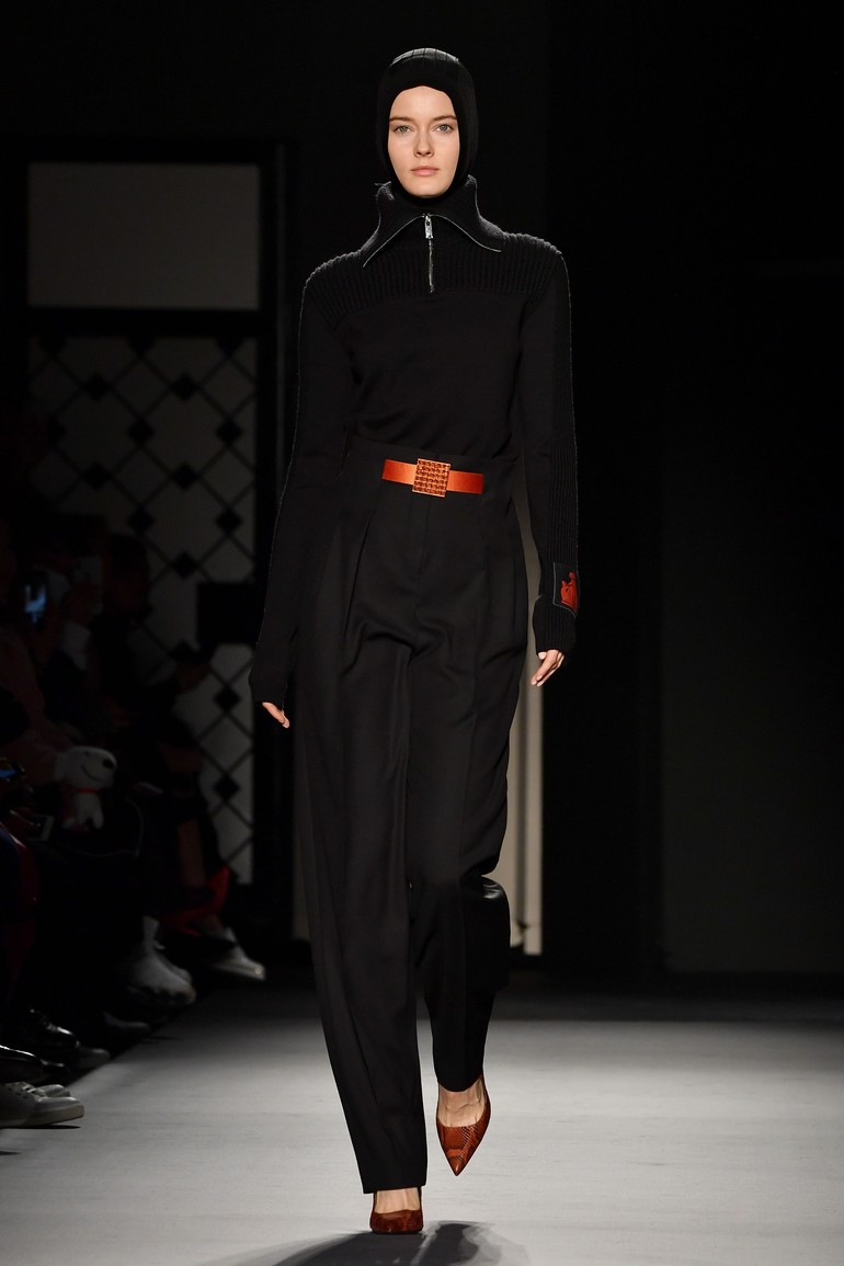Foto Hijab Buatan Lanvin Yang Mirip Ciput Ninja Di Paris Fashion Week Foto Hijab Buatan Lanvin Yang Mirip Ciput Ninja Di Paris Fashion Week