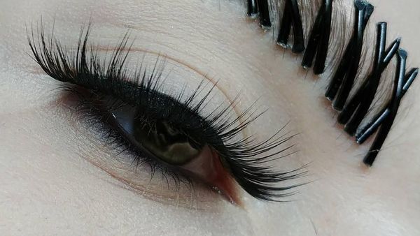 Foto: Makeup Artist Buat Riasan Ekstrem, Alis Paku Hingga Bibir Peniti