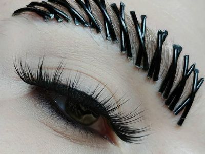 Foto: Makeup Artist Buat Riasan Ekstrem, Alis Paku Hingga Bibir Peniti