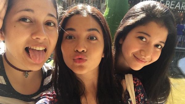 10 Potret Putri Marino dengan 2 Adiknya yang Sama-sama Cantik