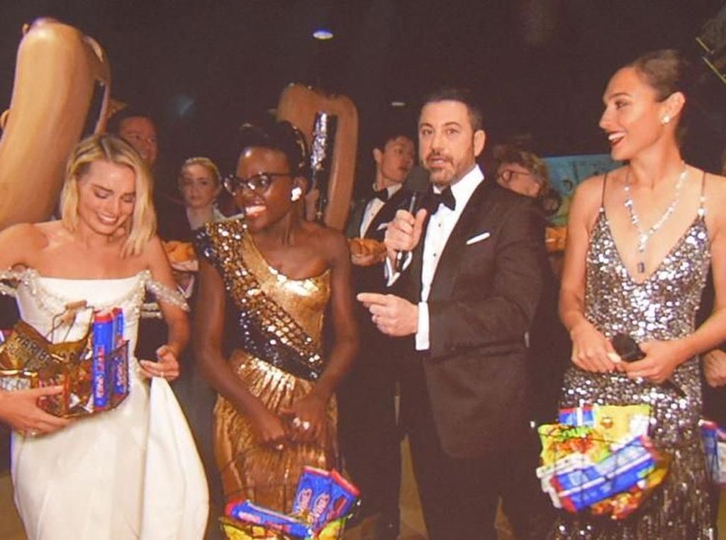 Jimmy Kimmel Beri Kejutan di Oscar 2018 dengan Bagikan Camilan Jimmy Kimmel Beri Kejutan di Oscar 2018 dengan Bagikan Camilan