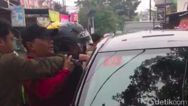 Ringsek! Ini Mobil yang Diamuk Massa karena Tabrak Risa