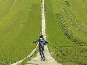 Keren Abis! Ketika Bumi Menjadi Bidang Lengkung