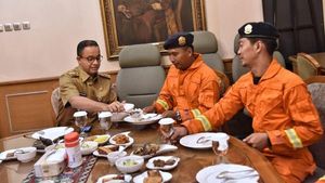 Momen Anies Menjamu Petugas Damkar DKI Makan Siang
