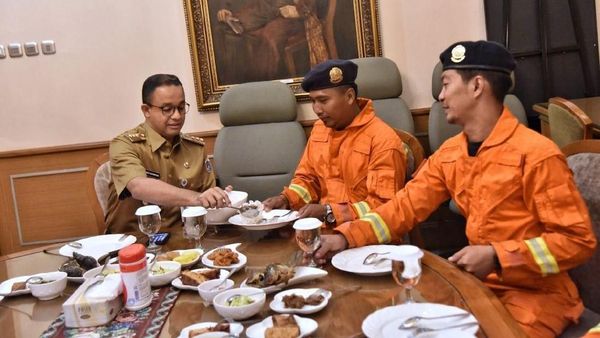 Momen Anies Menjamu Petugas Damkar DKI Makan Siang