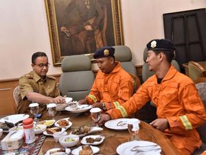 Momen Anies Menjamu Petugas Damkar DKI Makan Siang